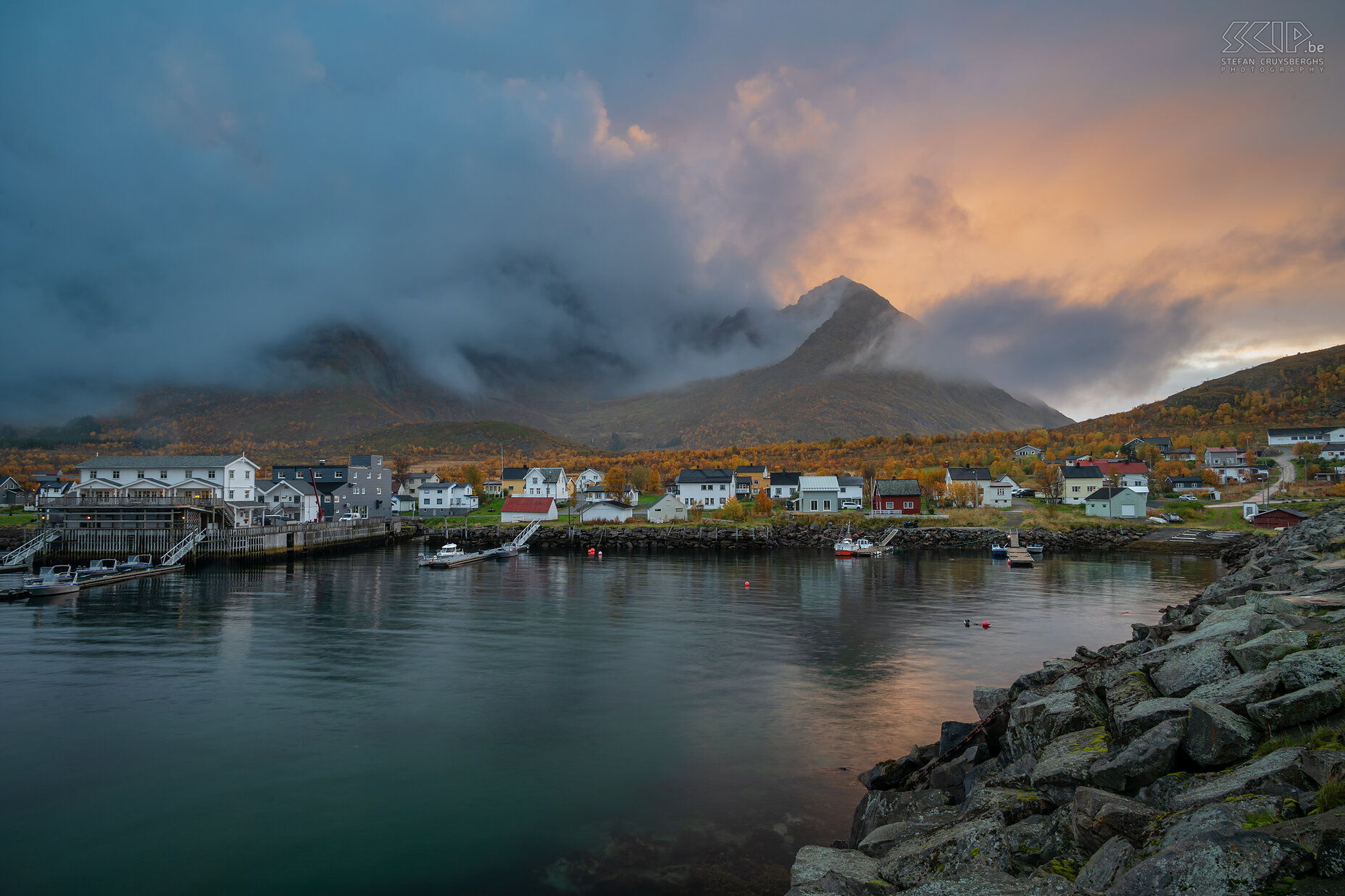 Senja - Mefjordvaer - Zonsondergang Prachtige zonsondergang achter de bergen van het dorpje Mefjordvaer op Senja Stefan Cruysberghs